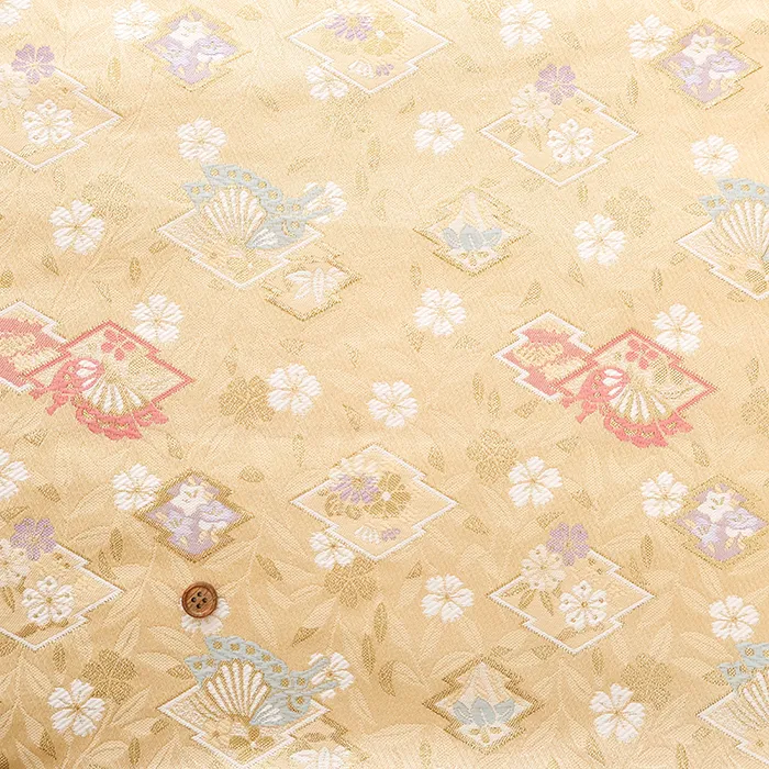金襴　松皮菱と蝶
