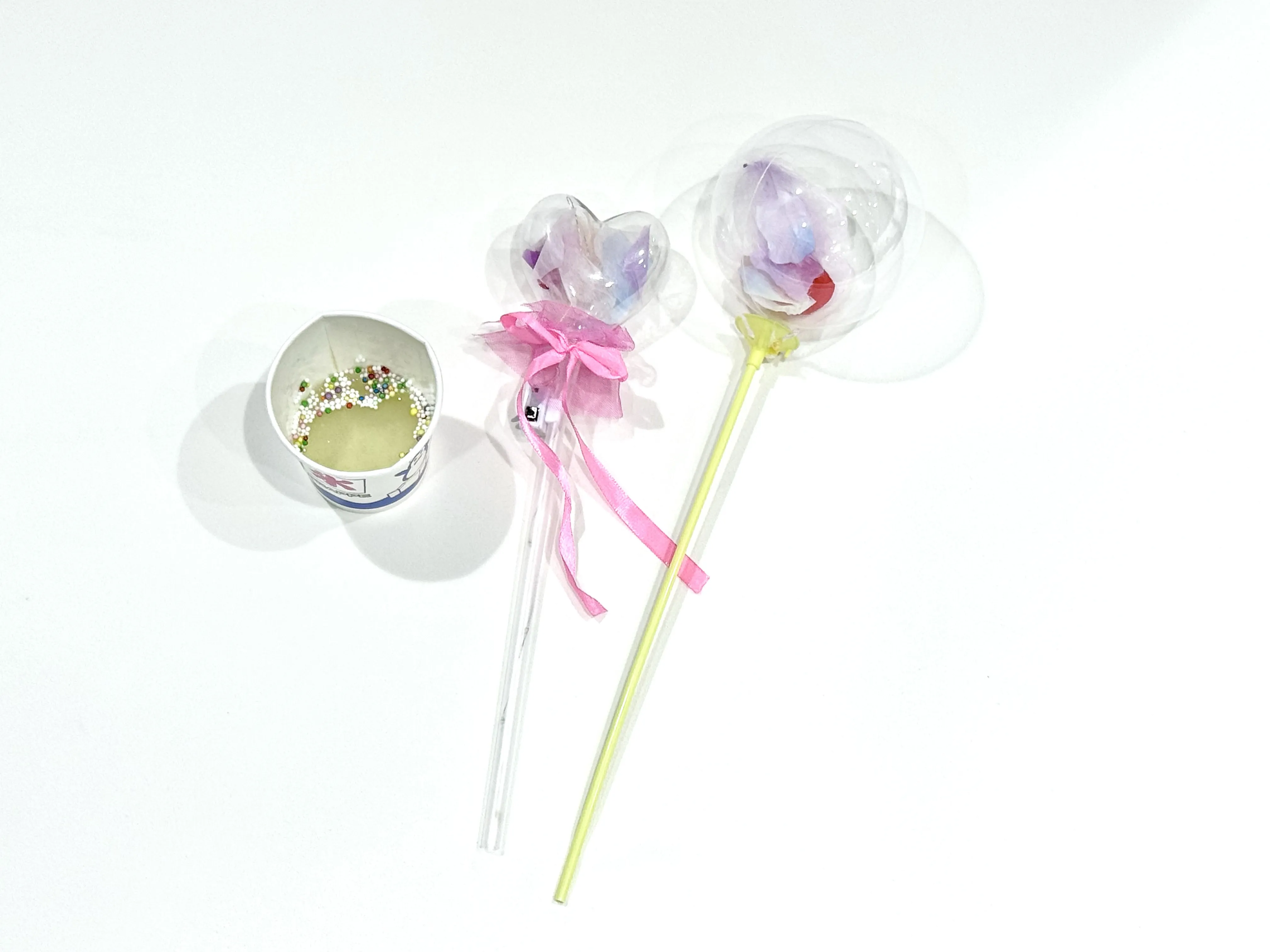 ①ふしぎな液体(えきたい)でスライムをつくろう ②羽根と花びらでキラキラステッキやクリアバルーンをつくろう